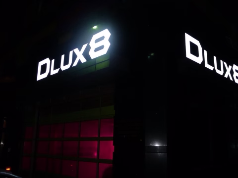 DLUX8