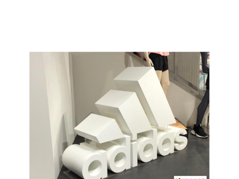 愛迪達 特殊造型立招